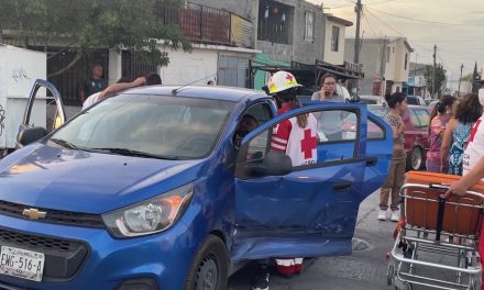 Se pasa el alto y lesiona a un conductor en Saltillo
