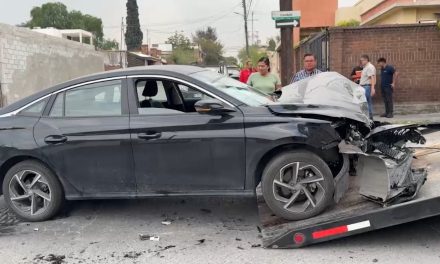 Se vuela alto en colonia Virreyes y le sale caro… destruye su auto y otro