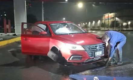 Conductor ebrio sube su carro al camellón en Saltillo