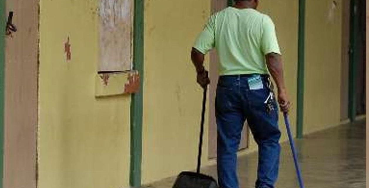 Personal trabaja bajo protesta por acoso