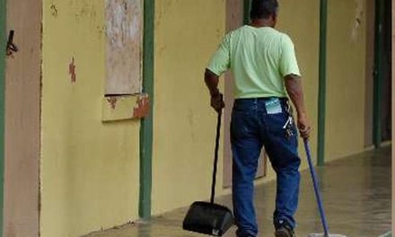 Personal trabaja bajo protesta por acoso