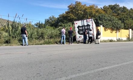 Tractocamión se sale del camino y deja daños materiales en la carretera Parras-Paila