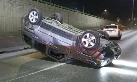 Queda grave tras sufrir volcadura en Saltillo