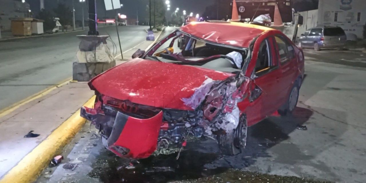 Ebrio vuelca tras chocar con semáforo en Ramos Arizpe