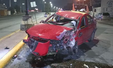 Ebrio vuelca tras chocar con semáforo en Ramos Arizpe