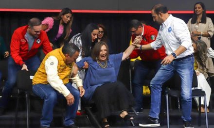 Video: ‘Me quedó chica, vamos por la grande’; así dijo Xóchitl Gálvez al caer de una silla