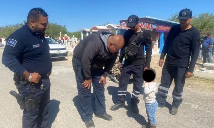 Abandonan a menor en panteón de Sabinas