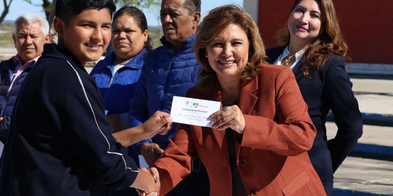 Entrega Diana Haro becas a estudiantes