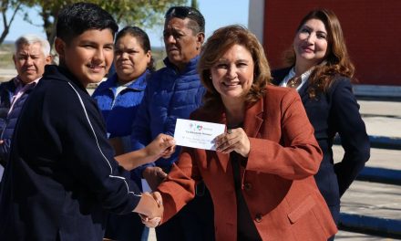 Entrega Diana Haro becas a estudiantes