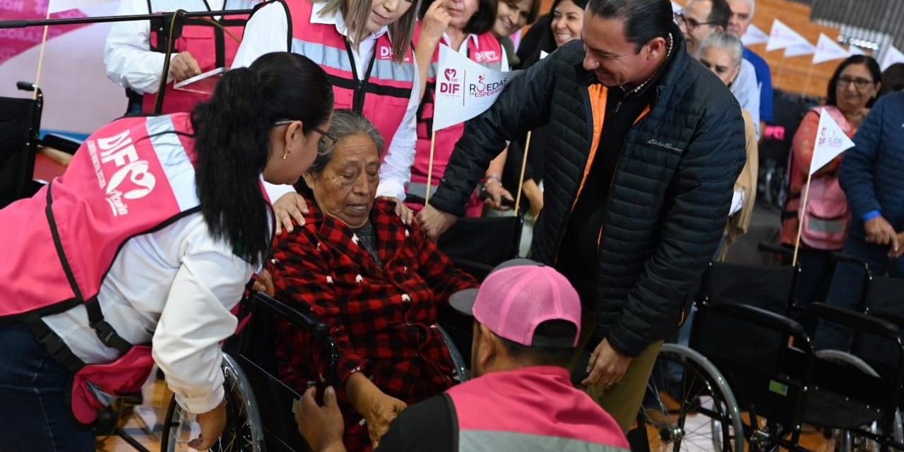 Entrega DIF Acuña 140 sillas de ruedas a adultos mayores