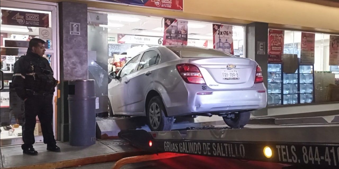Saltillo: Les inauguró el autoservicio; terminaron incrustados en una tienda