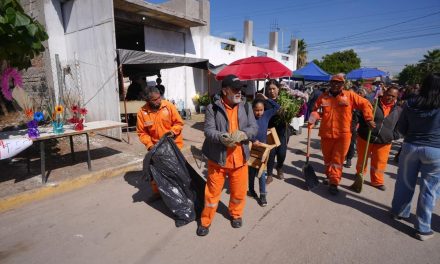 La Ola mantiene limpios los panteones de Torreón