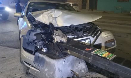 Saltillo:  Señalamiento se le atravesó, acabó huyendo tras chocar