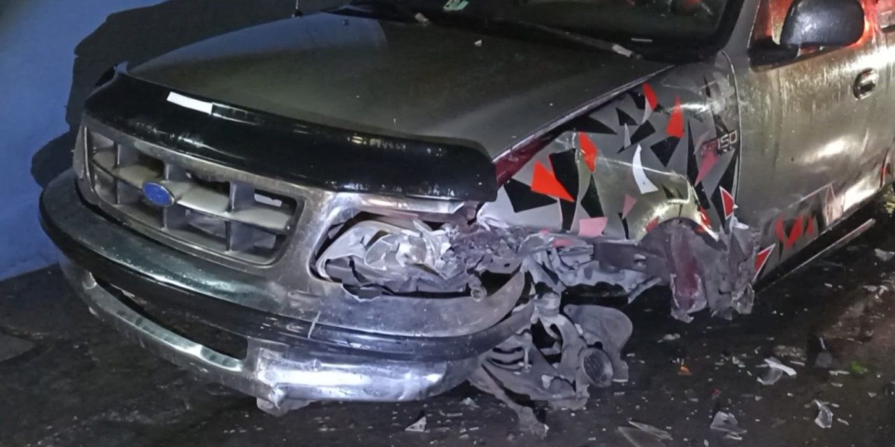Ebrio deja abandonado su coche tras accidente en Saltillo