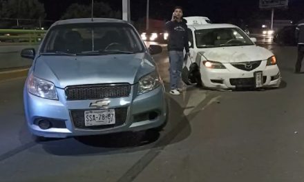 Cierran bulevar par de choques en Saltillo