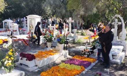 Acuden cientos de familias a los panteones durante el día de muertos en Parras