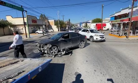 Chocan en Saltillo  y ambos alegan luz verde