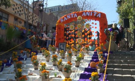 Saltillenses disfrutan del mega altar de muertos en la escalinata de Santa Anita