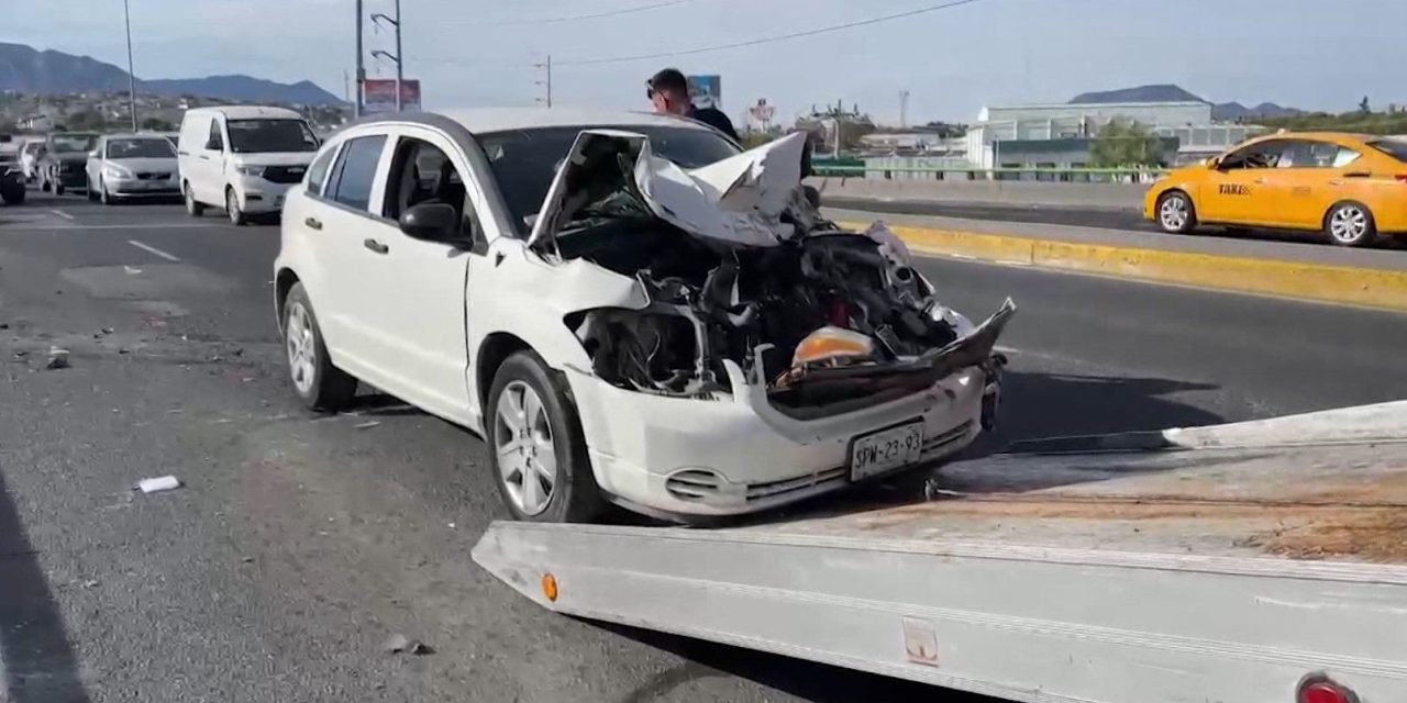 Mujer amanecida destruye su vehículo en Saltillo