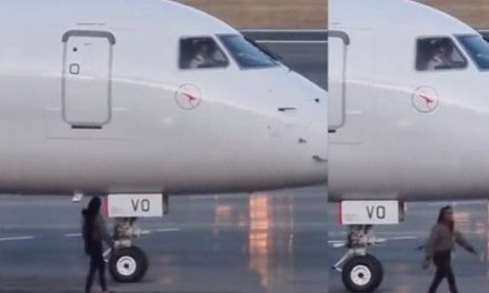 Mujer perdió su vuelo y corrió por la pista para ‘hacerle la parada’ al avión