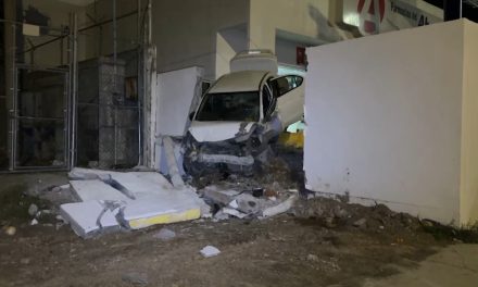 Saltillo: Briagos abandonan su auto chocado, testigo los vio huir en otro vehículo