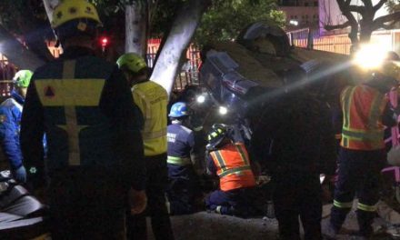 Madre e hijo caen de 20 metros en estacionamiento de Querétaro