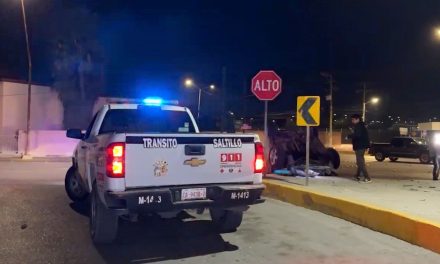 Saltillo: Choca y vuelca su carro; manejaba bajo los influjos del alcohol