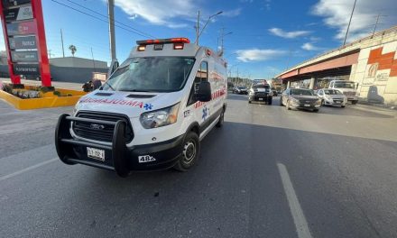 Ciclista cruza transitada vía y lo embiste vehículo