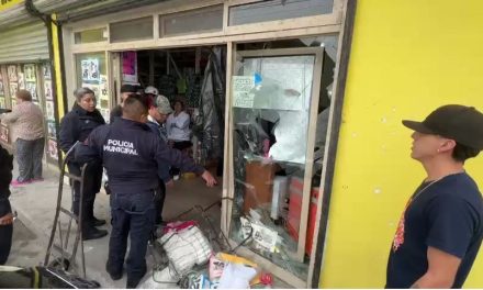 Saltillo: Confunde pedales de su camioneta, choca contra negocio y atropella a niña