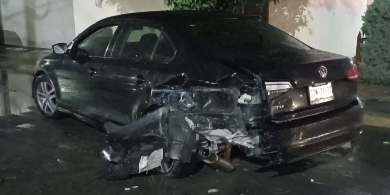 Decidió ignorar el semáforo y acabó chocando y detenido en Saltillo