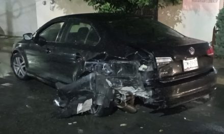 Decidió ignorar el semáforo y acabó chocando y detenido en Saltillo