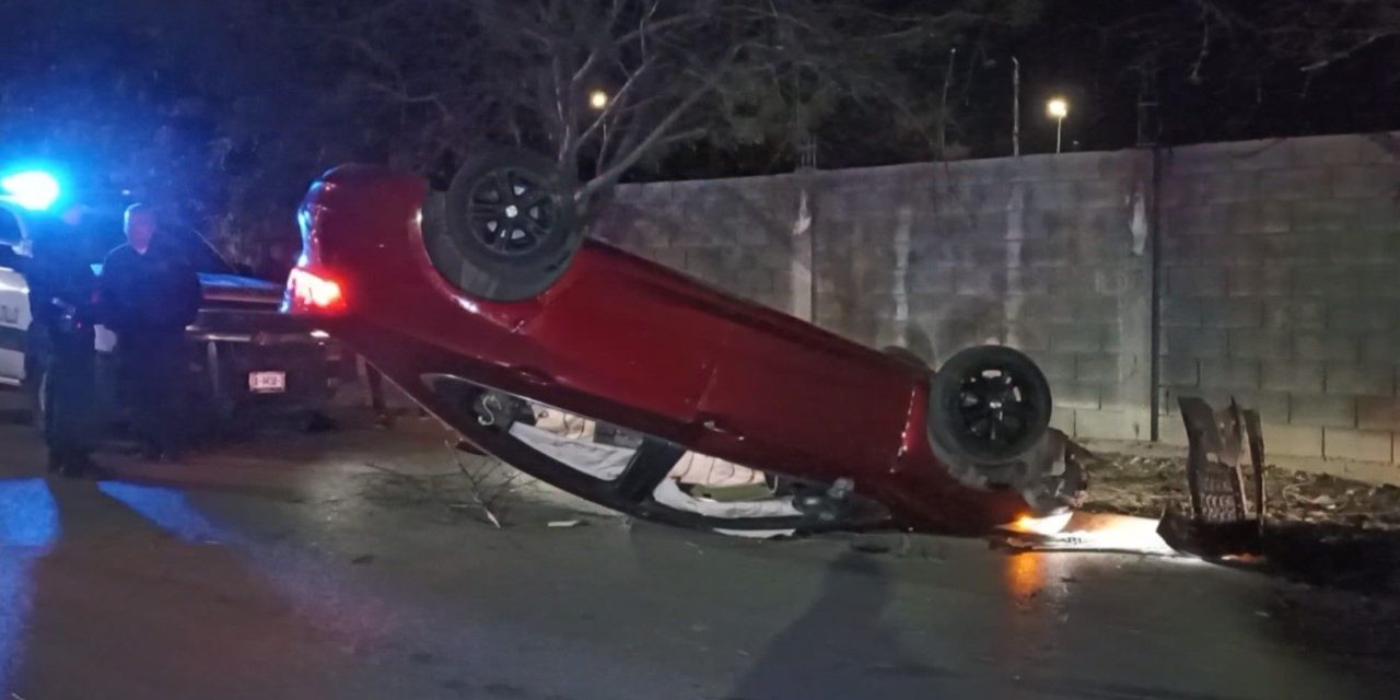 Deja atrás su vehículo volcado en Saltillo