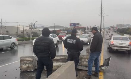 Hombre derriba barrera de contención por combinar la velocidad y pavimento mojado en Saltillo