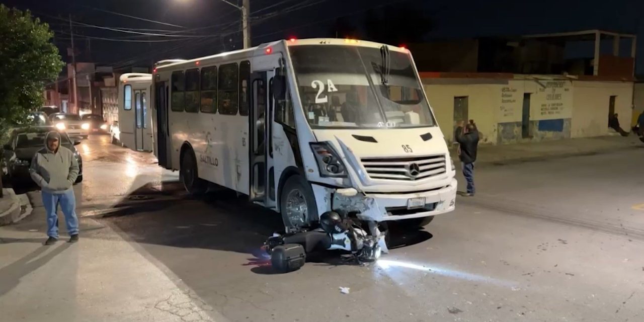 Desigual choque ocurrió en el centro de Saltillo… una combi impactó una moto