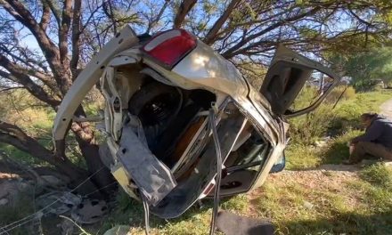 Salva su vida luego de destruir su vehículo en accidente en Saltillo