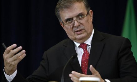 Marcelo Ebrard decide quedarse en Morena