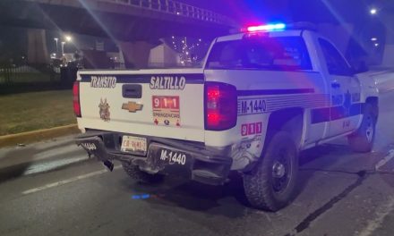 Ebrios chocan patrulla en Saltillo