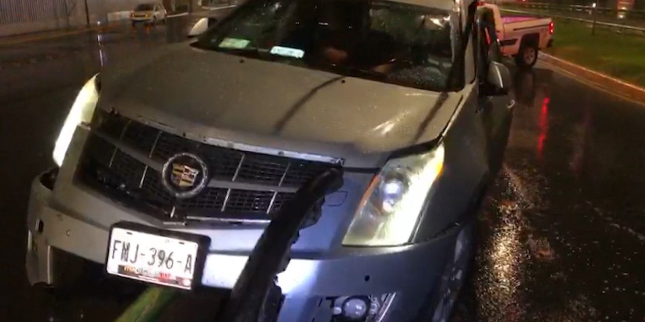 Ensarta su camioneta contra el muro en Saltillo