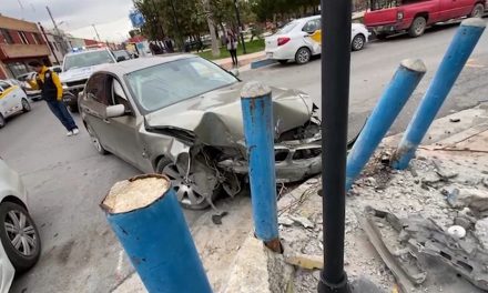 Falta de pericia lo lleva a destruir su auto BMW en Saltillo