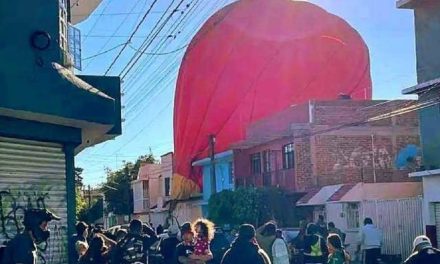Video: Globo aerostático pierde su ruta y termina en un fraccionamiento de León