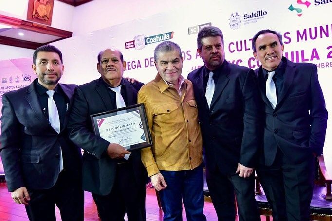 Gobernador entrega reconocimientos y estímulos