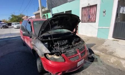 Camioneta se incendia en Saltillo