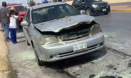 Falla mecánica origina incendio en vehículo en Saltillo