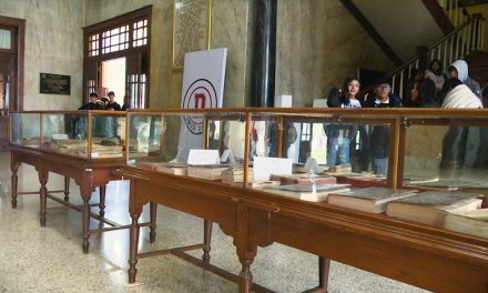 Exponen libros del año 1604 en el Ateneo Fuente