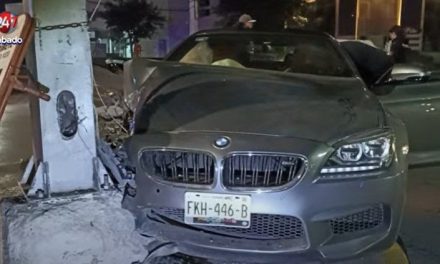 Manda al kilo su auto de lujo en accidente al norte de Saltillo