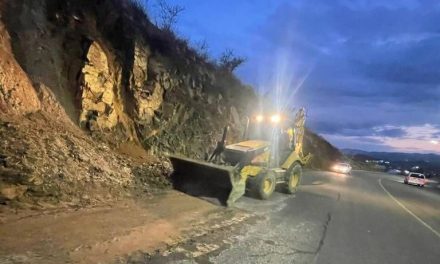 Trabaja maquinaria en ejidos para liberar accesos Debido al exceso de lluvia en Ramos Arizpe