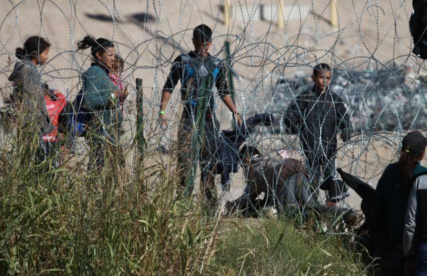 Grupos delictivos usan la IA para extorsionar a familias de migrantes