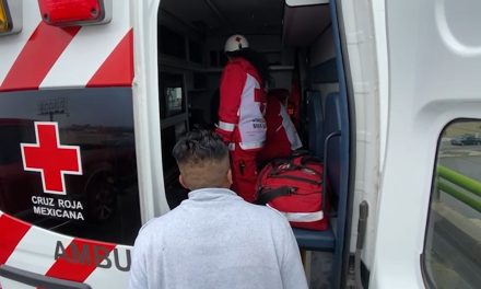 Motociclista se estampa contra camioneta en Saltillo