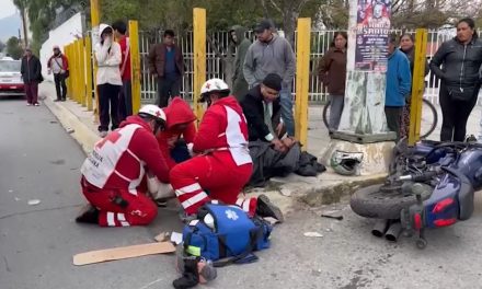 Motociclista se pasa el rojo y choca en Saltillo