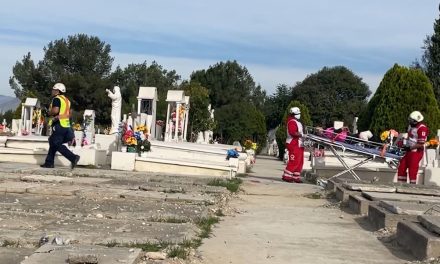 Mujer cae en una tumba en Saltillo y se le incrusta varilla en una pierna